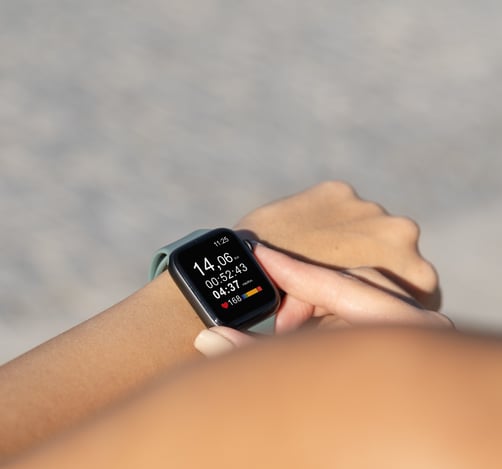 close-up-hand-wearing-smartwatch22
